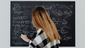 Παρά την άνοδο των γυναικών στις επιστήμες, τα κορίτσια παραμένουν πίσω σε σύγκριση με τα αγόρια στα μαθηματικά