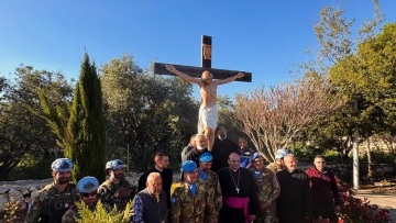 Κυανόκρανοι του ΟΗΕ αντικατέστησαν το κατεστραμμένο άγαλμα του Ιησού στον νότιο Λίβανο, δείτε βίντεο