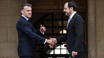 Με υπόκρουση... Μιχάλη Βιολάρη το βίντεο του Μακρόν για τη συνάντηση με τον Χριστοδουλίδη