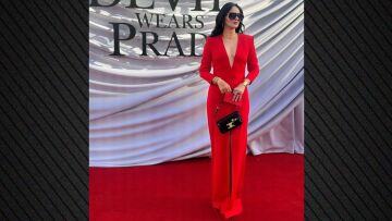 Η Ζενεβιέβ Μαζαρί με κατακόκκινο φόρεμα με σκίσιμο και χρυσά κοσμήματα στην πρεμιέρα της ταινίας «Ο Διάβολος φοράει Prada 2»