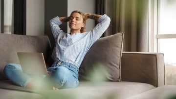 Το «μαγικό» σφουγγάρι καθαρισμού που απελευθερώνει τρισεκατομμύρια ίνες μικροπλαστικών
