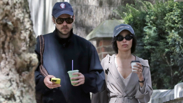 Χάρι Στάιλς και η Ζόι Κράβιτζ: Τα φιλιά στη μέση του δρόμου και το δαχτυλίδι που άναψε φωτιές για κρυφό αρραβώνα
