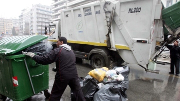 46χρονος βρέθηκε μέσα σε απορριμματοφόρο στη Θεσσαλονίκη, βγήκε ζωντανός επειδή σταμάτησε αυτόματα η πρέσα