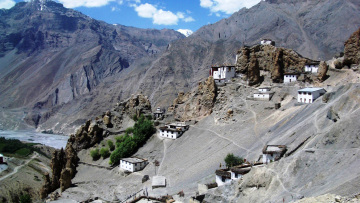 Στα 3.900 μέτρα στα Ιμαλάια: Το χωριό που «κρατιέται» σε γκρεμό εδώ και 1.000 χρόνια