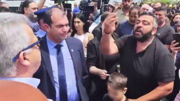 Σε απόγνωση οι κτηνοτρόφοι στην Κύπρο για τον αφθώδη πυρετό: Πατέρας έδωσε στον υπουργό Δικαιοσύνης να... μεγαλώσει το παιδί του, βίντεο