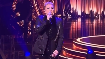 Τάκης Ζαχαράτος: Η συγκίνησή του στη σκηνή για τη Μαρινέλλα - Σήμερα είναι μια πολύ περίεργη ημέρα, είπε