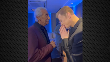 «Είσαι μεγάλος καλλιτέχνης» είπε ο Κώστας Χατζής στον Τάκη Ζαχαράτο κι εκείνος του φίλησε το χέρι, δείτε βίντεο