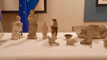 Επαναπατρίζονται 26 ελληνικές αρχαιότητες από τις ΗΠΑ, παραδόθηκαν στην Λίνα Μενδώνη στην Ουάσιγκτον
