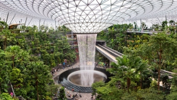 Μέσα στο καλύτερο αεροδρόμιο του κόσμου με τους τροπικούς κήπους, τους κινηματογράφους και τον εντυπωσιακό καταρράκτη, δείτε βίντεο