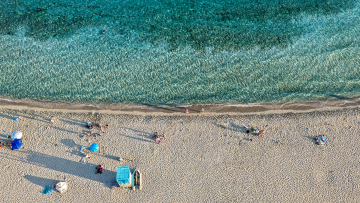 Απάτητες παραλίες 2026: Δείτε πίνακες με τις περιοχές που απαγορεύονται καντίνες και ξαπλώστρες