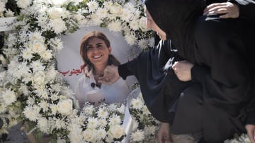 «Κάποτε διέκοψε το ρεπορτάζ της στο πεδίο για να διασώσει μια γάτα που φώναζε μέσα από τα συντρίμμια»