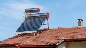 Μέτρα στήριξης: Επιδοτήσεις έως 90% για αντλίες θερμότητας και ηλιακούς θερμοσίφωνες