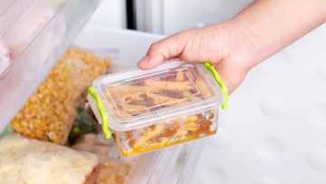 Ξεχασμένα ταπεράκια και παγάκια με μυρωδιές; Όλα όσα πρέπει να πετάξουμε από την κατάψυξη