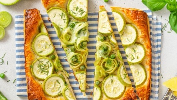 Με φρέσκα τυριά, κολοκυθάκια και αρωματικά: Ένα πλήρες μενού για όλο το Σαββατοκύριακο