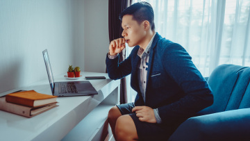 «Ναι» σε βερμούδες στη δουλειά για εξοικονόμηση ενέργειας λέει το Τόκιο
