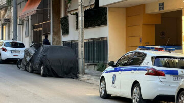 Θρίλερ στον Νέο Κόσμο: Έληξε η ομηρία της 81χρονης, παραμένει ταμπουρωμένος στο σπίτι με το όπλο του ο γιος της