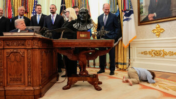 2χρονος έκλεψε τις εντυπώσεις στο Οβάλ Γραφείο: Ο Τραμπ μιλούσε και ο μικρός είχε ξαπλώσει στο χαλί, δείτε βίντεο