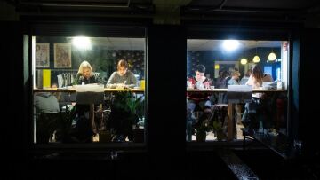 Reading parties: Όταν δίνεις ραντεβού με φίλους για να διαβάσετε όλοι μαζί βιβλία
