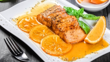 Φιλέτα σολομού με γλάσο από μέλι και πορτοκάλι στο air fryer
