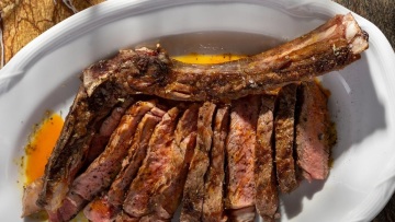 Σύναξις: Στη Βουλιαγμένη για κλασική ελληνική κουζίνα, με γεμιστά και γουρουνοπούλα