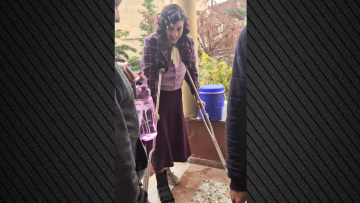 Δανάη Παππά: Με πατερίτσες στα γυρίσματα της σειράς «Άγιος Έρωτας», δείτε βίντεο
