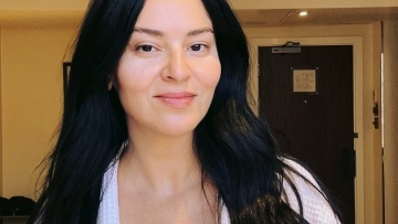 Ζενεβιέβ Μαζαρί: Με μπουρνούζι στο ξενοδοχείο πριν από την πρεμιέρα του «Devil Wears Prada 2»