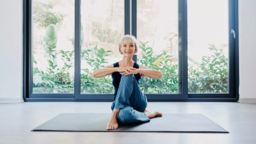 6 λόγοι που η γιόγκα μετά τα 60 μπορεί να γίνει το καλύτερο «φάρμακο» για μυαλό και σώμα
