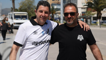 Οπαδοί του ΠΑΟΚ και του ΟΦΗ τραγουδούν αγκαλιά πριν από τον τελικό Κυπέλλου στον Βόλο, δείτε βίντεο και φωτογραφίες