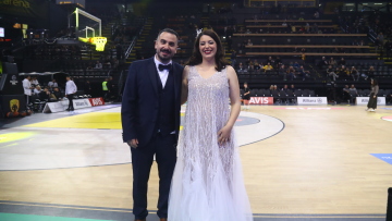 Ο Γιάννης και η Φωτεινή παντρεύτηκαν και από την εκκλησία πήγαν στο γήπεδο της ΑΕΚ για... σουτάκια, βίντεο 