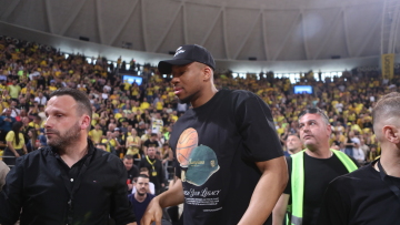 Επικό σύνθημα στο Αλεξάνδρειο για τον Αντετοκούνμπο: «Ρε Γιάννη τελείωνε με το NBA φτάνει, έλα να πάρουμε πρωτάθλημα με Άρη», βίντεο 