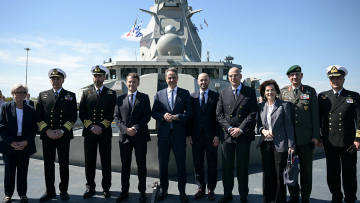 Μητσοτάκης και Μακρόν επιθεώρησαν τη φρεγάτα «Κίμων», δείτε εντυπωσιακές εικόνες και βίντεο