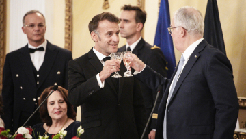 Όλα όσα έγιναν στο δείπνο για τον Μακρόν στο Προεδρικό: Το μενού, τα χαμόγελα και οι πολιτικές και επιχειρηματικές παρουσίες