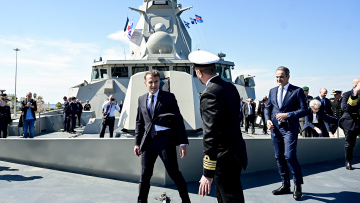 Ούριο άνεμο και καλές θάλασσες ευχήθηκε ο Μακρόν στη φρεγάτα Κίμων, η ανάρτηση στο X