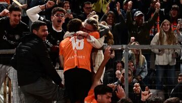 Τελικός Κυπέλλου: Ο Τιάγκο Νους έκανε το 2-1 για τον ΟΦΗ και ανέβηκε στα κάγκελα για να αγκαλιάσει τη μητέρα του, δείτε βίντεο