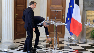 Παιχνίδια και χάδια για τον Πίνατ στο Μαξίμου, δείτε φωτογραφίες
