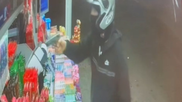 Ανήλικοι λήστευαν καταστήματα στα Νότια Προάστια με όπλα και χαντζάρες και άδειαζαν τα ταμεία, δείτε βίντεο