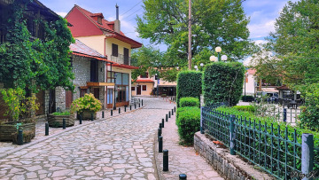 Δομνίστα και Άμπλιανη: Δύο χωριά για απομόνωση και ξεκούραση στην Ευρυτανία
