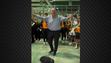 Ο ιδιοκτήτης του ΟΦΗ γιόρτασε με Καρρά και ζεϊμπέκικο την κατάκτηση του Κυπέλλου Ελλάδας, δείτε βίντεο