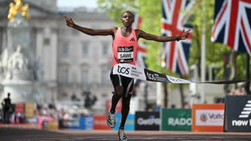 Ιστορικό ρεκόρ στον Μαραθώνιο του Λονδίνου: Ο Κενυάτης Σάουε έσπασε το «φράγμα» των δύο ωρών