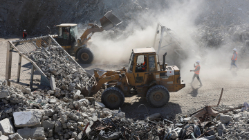 Με τα συντρίμμια του πολέμου ξαναφτιάχνουν τους δρόμους στη Γάζα οι Παλαιστίνιοι 