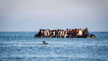 Πάνω από 100 μετανάστες σε ένα πλοίο που επιχειρούσαν να διασχίσουν τη Μάγχη διέσωσε η γαλλική ακτοφυλακή
