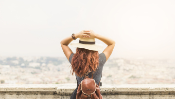 Solo travel: Πώς να νιώσετε πιο άνετα και σίγουρες όταν ταξιδεύετε μόνες
