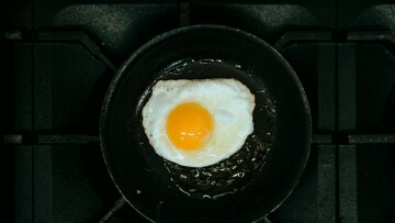 Τι είναι το «Frozen Egg» trend και γιατί καταψύχουν ωμά αυγά  στο TikTok