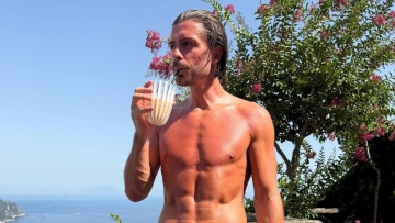 Σε άθλια κατάσταση ο Τζακ Γκρίλις: Πιάστηκε να κοιμάται σε μπαρ μεθυσμένος μετά από πάρτι με τους φίλους του, δείτε φωτογραφίες