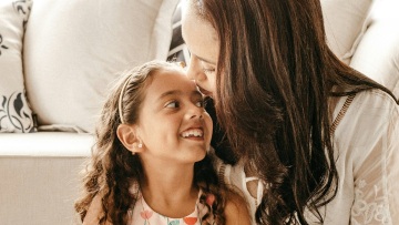 Όταν ένα ζευγάρι επέστρεψε από ταξίδι, η 7χρονη κόρη τους τούς υποδέχτηκε με μια παθητικο-επιθετική κάρτα (βίντεο)
