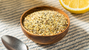 Λεμόνι: Πώς να μετατρέψετε τις φλούδες του σε zero waste μπαχαρικό (+Βίντεο)