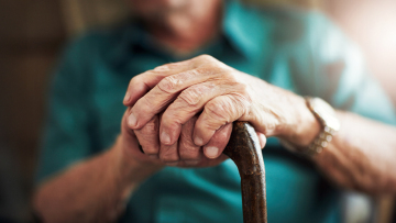 Σοκαριστικό βίντεο από τη Χίο: Οικιακή βοηθός χτυπάει στο κεφάλι 98χρονο και του δένει τα χέρια για να μην αντιστέκεται