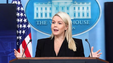 Επίθεση Λέβιτ κατά του Κίμελ της Αριστεράς: Συκοφαντούν τον Τραμπ ως φασίστα και τροφοδοτούν τη βία εναντίον του, υποστηρίζει