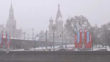 Η Μόσχα πλήττεται από ανοιξιάτικη χιονοθύελλα, ακυρώθηκαν πτήσεις και ξεριζώθηκαν δένδρα
