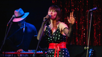 «ΖΗΤΩ τα λαϊκά κορίτσια!»